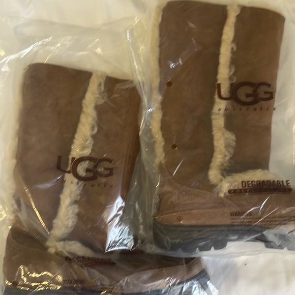 UGG Boots - Picture 8 of 8